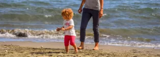 Mutter und Kind am Strand
