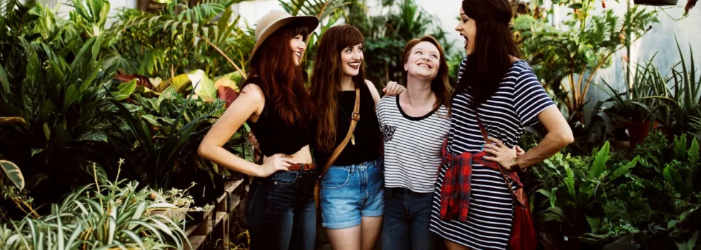 Vier junge Frauen reden miteinander