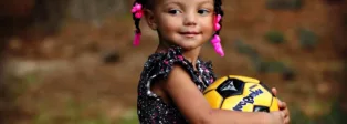 Kleines Mädchen mit Fußball