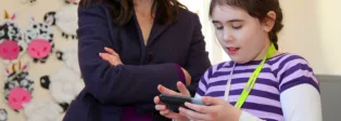 Lisa Domican mit ihrer autistischen Tochter Grace an der Grace App für unterstützte Kommunikation
