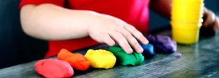 Lernstile und Autismus: bunte Knete symbolisiert die Vielfalt autistischen Lernens