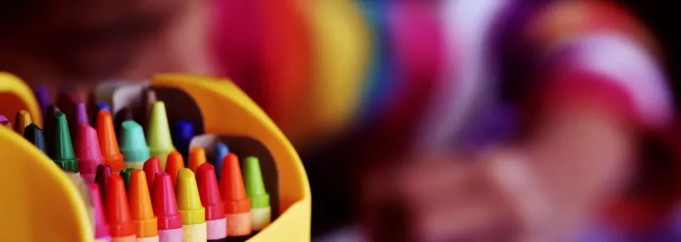 Lerntypen: Kind mit Buntstiften