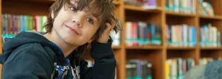 Autismus und Schule: Junge in der Bibliothek