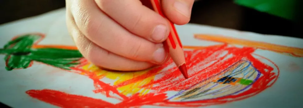 Visueller Lerntyp: Kind malt ein Bild