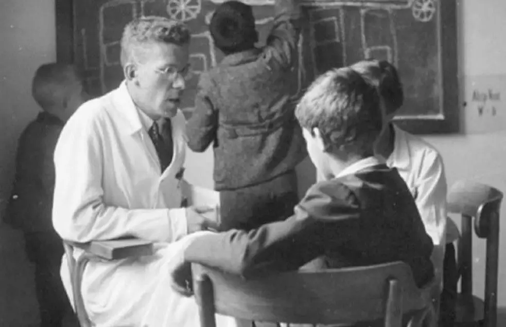 Hans Asperger mit Kindern auf der Heilpädagogischen Station