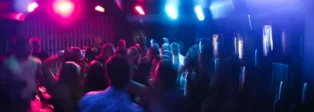 Leute tanzen in einem Club