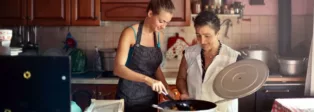 Mutter und Tochter kochen zusammen