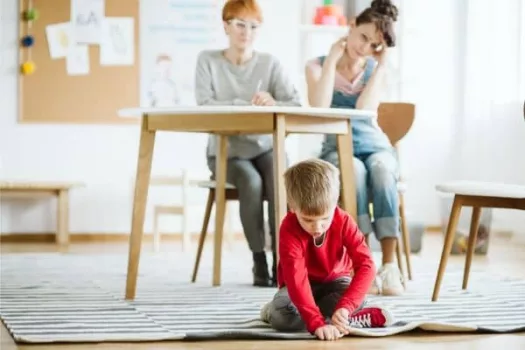Asperger-Diagnose bei Kindern: Ein Junge, seine Mutter und eine Psychotherapeutin bei der Diagnostik