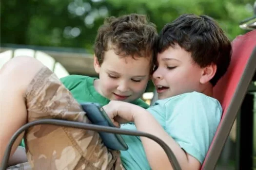 Zwei Asperger-Kinder teilen ein Tablet.
