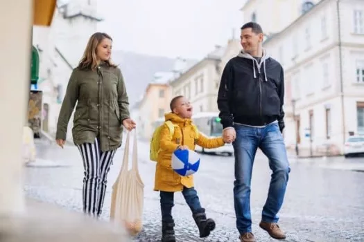 Familie: Autistisches Kind mit Eltern unterwegs durch die Stadt