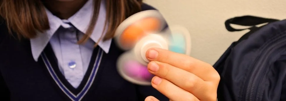 Schülerin mit Fidget Spinner