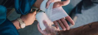 Hand wird verbunden
