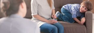 Kind mit ADHS und Mutter in Therapie