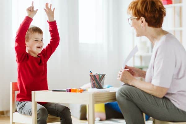 Echolalie und ADHS: Junge mit ADHS bei Therapeutin