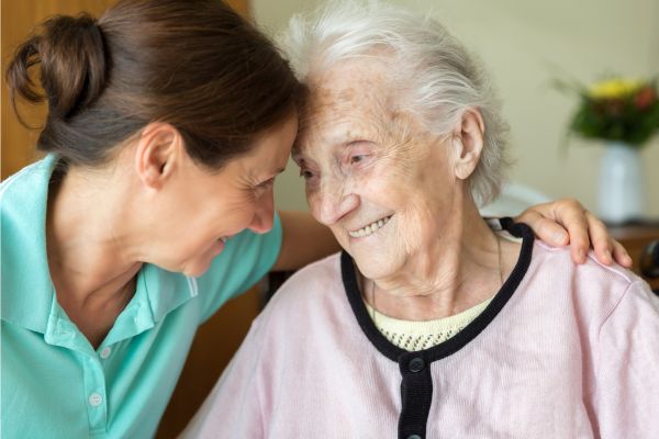 Echolalie: Alzheimer und Demenz können die Kommunikation erschweren. Demenzkranke Frau mit Tochter.