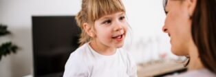 Kleines Mädchen spricht mit seiner Mutter
