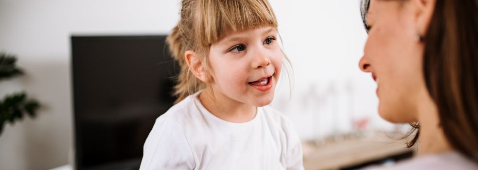 Kleines Mädchen spricht mit seiner Mutter