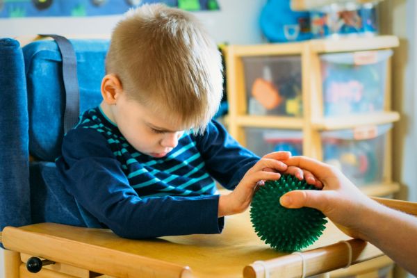 Aktivitäten zur Sensorischen Integration bei einem Kind mit Autismus und Zerebralparese in der Kita