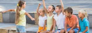 Kinder im Schulhof
