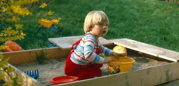 Linus als Kind im Sandkasten