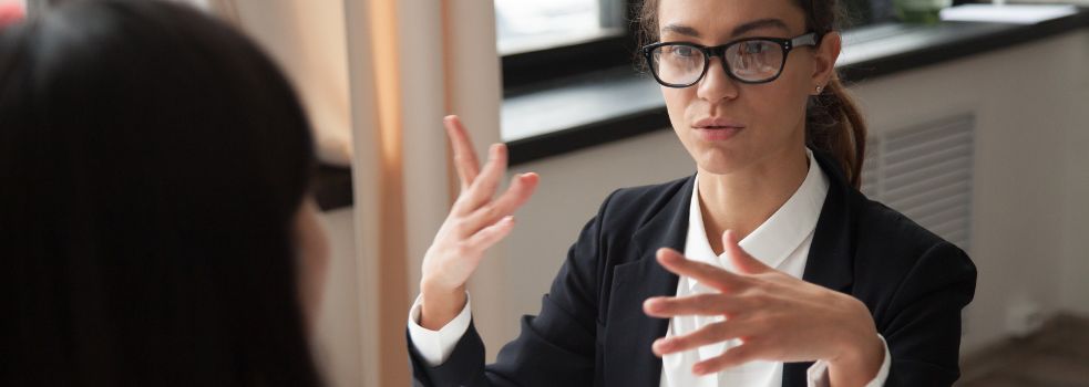 Junge Frau im Vorstellungsgespräch