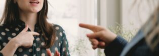 Zwei Personen streiten im Büro