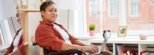 Zufriedene Person im Büro