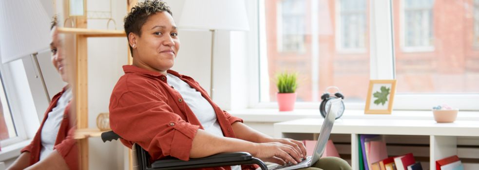 Zufriedene Person im Büro