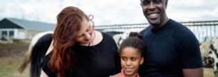 Familie mit autistischer Tochter auf Bauernhof