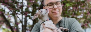 Autistischer Mann mit seinem Hund