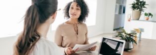 Berufsberatung: Zwei Frauen im Gespräch