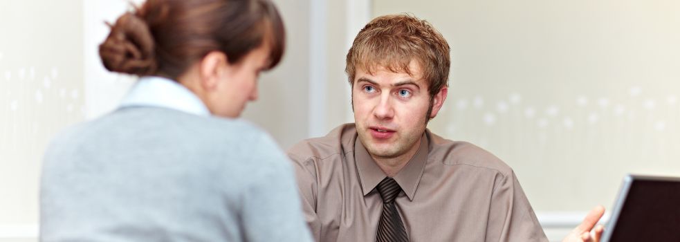 Ein Mann und eine Frau auf Arbeit im Gespräch.