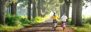 Zwei ;adchen fahren Fahrrad (nur Illustration)