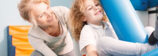 Kind auf einer therapeutischen Schaukel