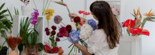 Autistische Frau arrangiert Blumen